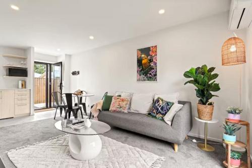 Henderson House | Vibrant 2 bed Henderson Abode