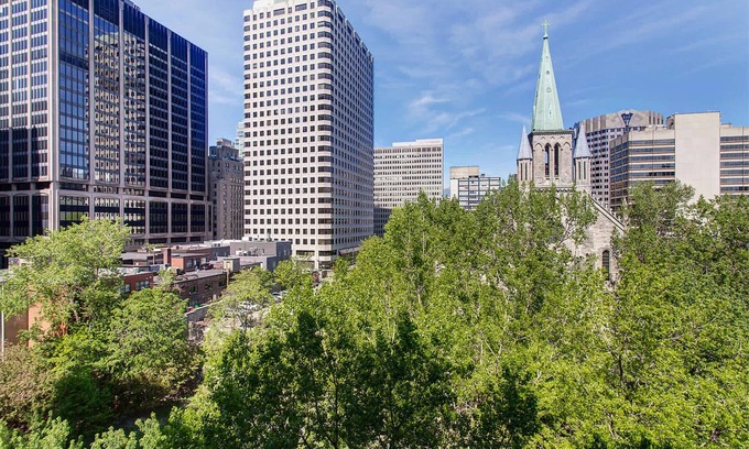 International District Apartment | Vibrant 2BR, Near Old Montreal w/Hot tub