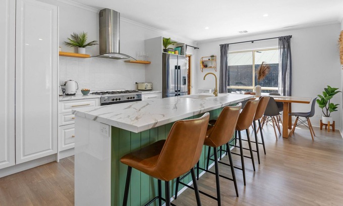 Mornington House | Vibrant 4-Bedroom Home with Outdoor Firepit