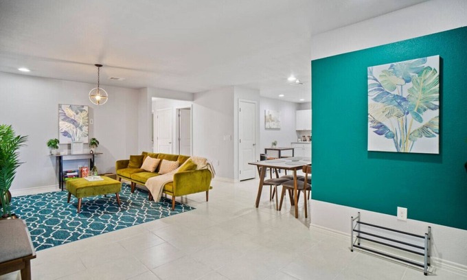 Southside House | Vibrant 4bd, 2ba near Lackland