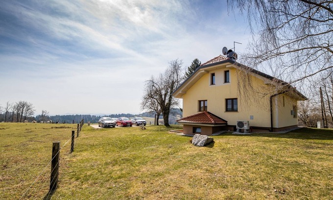 Ivancna Gorica House | Vibrant and Elegant Residence with Hot-Tub - Two Bedroom Holiday Home with Hot-Tub
