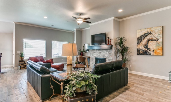 Edmond House | Vibrant and Fun in Cul De Sac