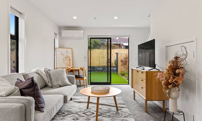 Te Atatu Peninsula House | Vibrant and Homey Townhouse