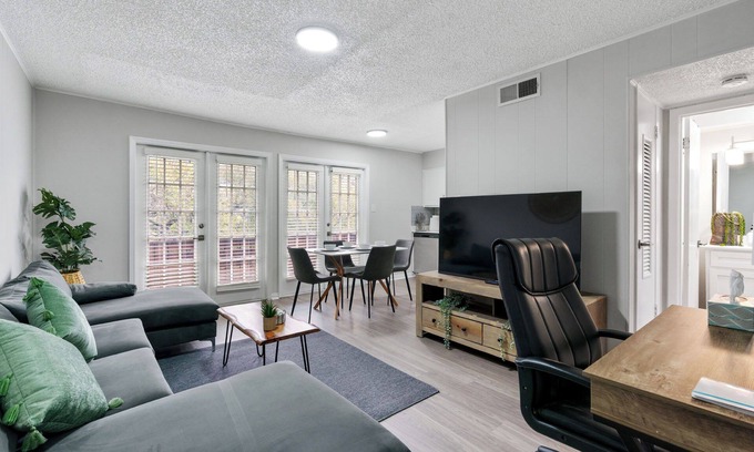 Pemberton Heights Apartment | Vibrant Austin Escape: - Mins to UT - Mins to DT - King Bed - Balcony