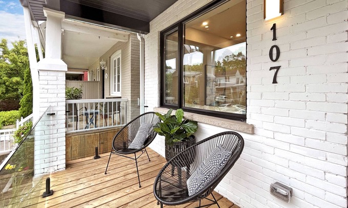 Woodbine Heights House | Vibrant Dunforth Haven!