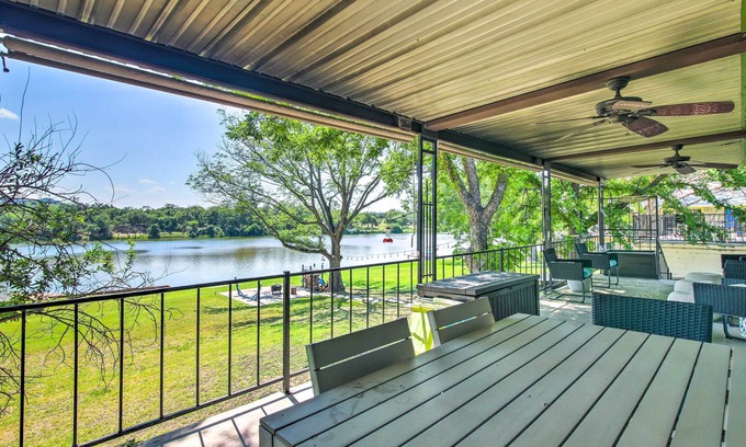 Kingsland Cottage | Vibrant Kingsland Retreat w/Waterfront Views