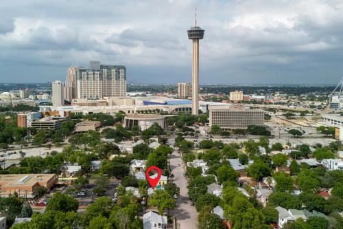 Southtown House | Vibrant Location Artistic Home Downtown King Bed