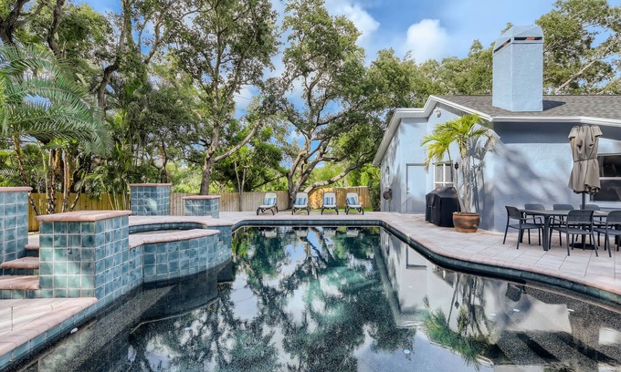 South Pinellas Community Council House | Vibrant Mid-Modern Pool Home. Centrally located near Madeira Beach and DTSP