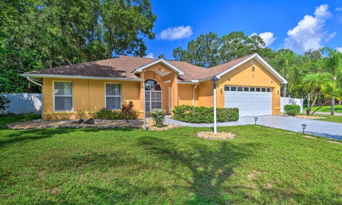 Fruitville House | Vibrant Sarasota Home Yard and Furnished Deck!