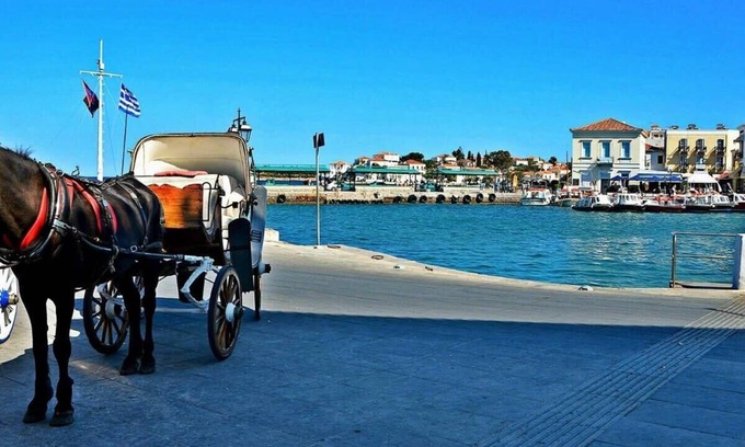 Agii Anargiri Condo | Vibrant Spetses - Mata Colorful Nest