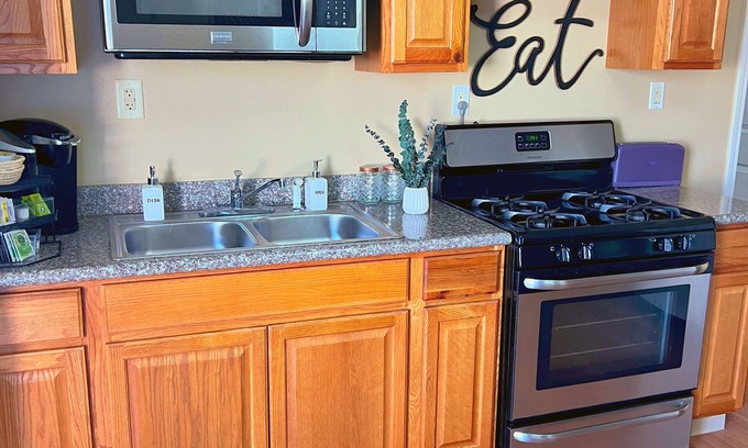 Saint Anthony Apartment | Vibrant Studio, WiFi, Free Park- Walk to UNO, 2mi to city park, 4mi FrenchMarket