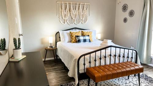 Barker Apartment | Vibrant Texan Escape with Patio & Gated Community