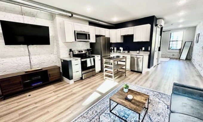 Over-the-Rhine Apartment | Vibrant Urban 1BR Fully Equipped Central OTRnn