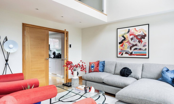 East Walworth House | Vibrant Urban Escape, Family Friendly - Sleeps 8!