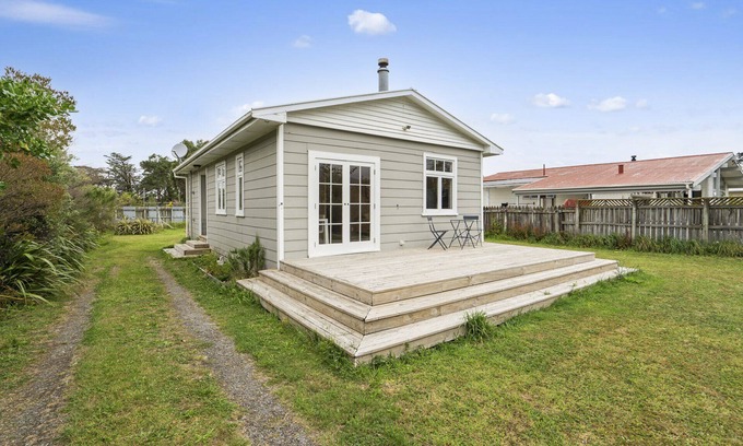 Featherston House | Vibrant Villa - Featherston Holiday Home
