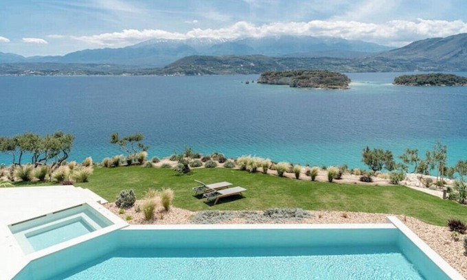 Akrotiri Villa | Vicky's Island View