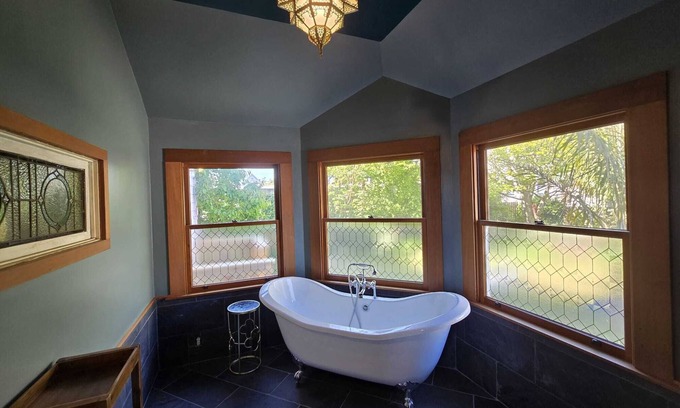 Eureka House | Victorian Charming 4-bedroom house with WiFi, AC in marvelous Eureka