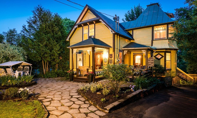 Waterloo House | Victorian house, built in 1870. (5) bedrooms, (4) bathrooms and a Hot Tub