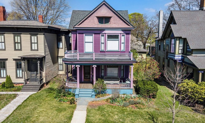 Nelson House | Victorian in downtown historic district. Large porches. Near lakes and trails.