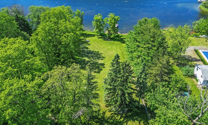 Cressy Cottage | Victorian on the Lake - Private Waterfront & Dock