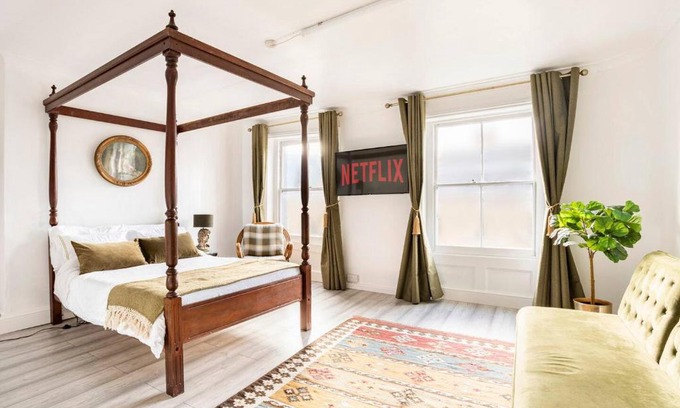 Haverstock Apartment | Victorian Style Apartment w/Four-Poster Bed in Camden Town