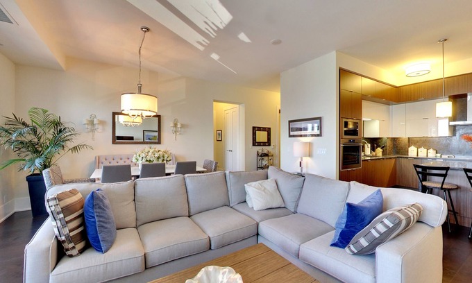 Toronto Entertainment District Condo | View CN Tower/Lake from the Sky!