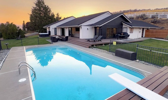 Sunnyslope House | View Home with Pool/Spa Near Leavenworth, Mission Ridge, Lk Chelan and Wineries