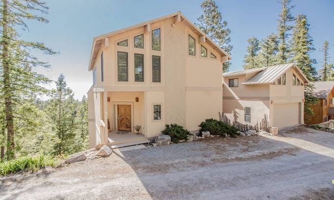 Cloudcroft House | View of White Sands/Tularosa Basin, hot tub & a/c in the Village of Cloudcroft!