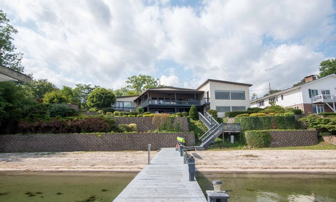 Geneva House | View on the Bay: "Panoramic Seneca Lake Sunrise Views! Close to Geneva"