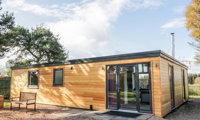 Balloch Cottage | VIEWFIELD, family friendly, with a garden in Culloden