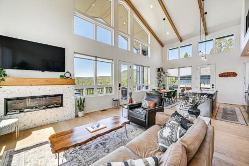 Pine House | Views and Hot Tub Pineberry Modern Luxury Home