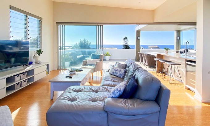 The Entrance North House | Views Beach, Lake & Dunes -The Entrance Nth. Enjoy hot tub & 80m stroll to beach