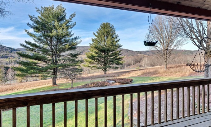 Quechee House | Views, Game Room/Bar, and more - beautiful 5BD/3.5BA home! Sleeps 10