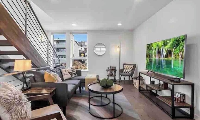 Eastlake House | Views of Lake Union and Seattle Skyline