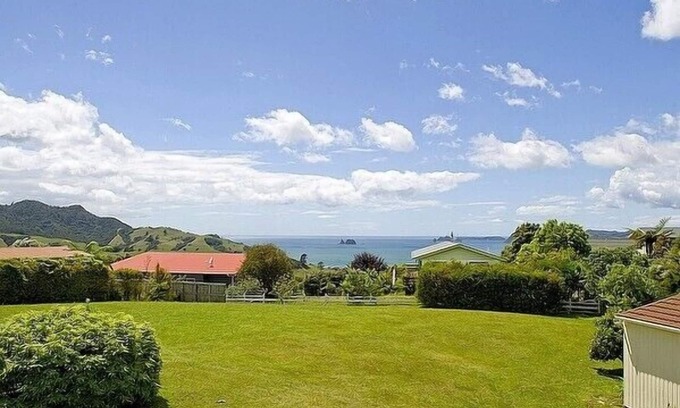 Whitianga Cottage | Views on Rimu - Whitianga Holiday Home