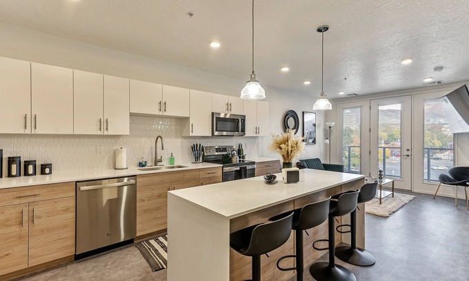 Lower Avenues Apartment | Views/TOP Floor/1BED Apartment/GYM/GARAGE Parking
