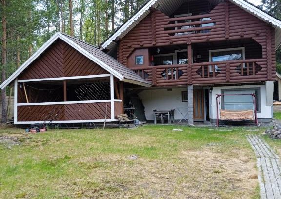 Siikainen Ski Chalet | Viihtyisä hirsimökki järven rannalla