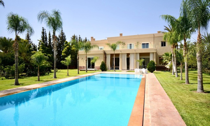 Oulad Hassoune Villa | Vila 1400m2. Terrain 1 ha. 7 suites avec SDB, cheminée et dressing. Piscine.