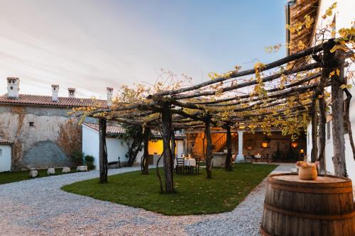 Slap Apartment | Vila Kobdilj 1835 Historic Homestead with Shared Courtyard