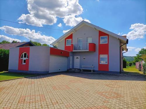Modrica Villa | Villa 2 Etagen mit großen Garten