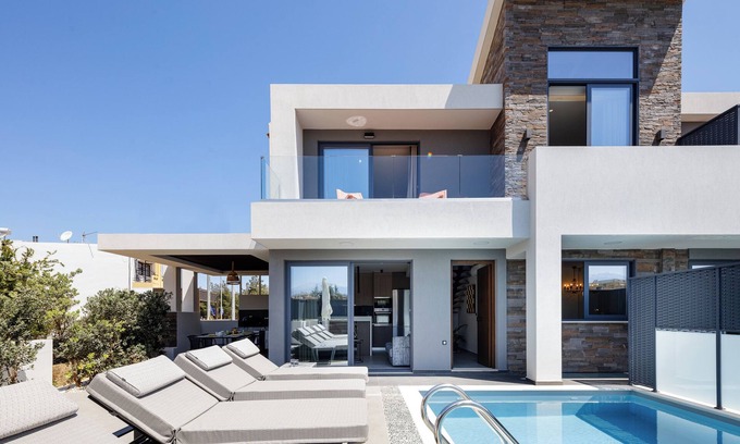 Daratsos Villa | Villa 250m to Agioi Apostoli Beach, Cafes & Tavernas