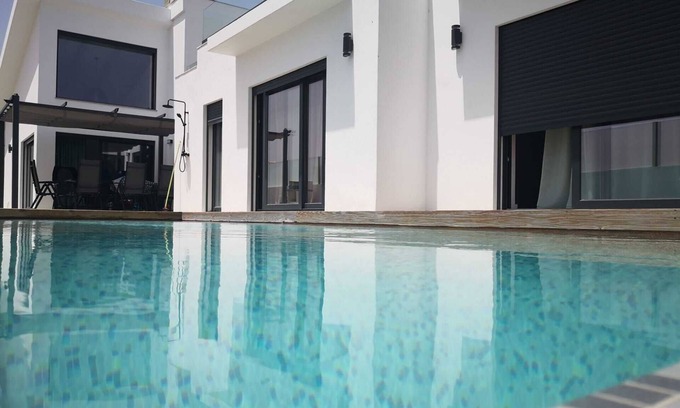 Carvalhal House | VILLA 4 SUITS +1, WALKING DISTANCE FROM THE BEACH, SWIMMING POOL, AC, PARKING