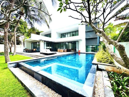 Phuoc Thuan Villa | VILLA 5 BED ROOMS SANCTUARY HỒ TRÀM ll Private Beach ll BBQ