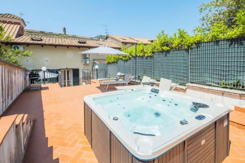 Magazzeno Apartment | Villa Al Borgo - con Jacuzzi in giardino privato
