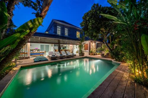 Laksmana Villa | Villa Alchemy Private 4 BR Eat Street 10 steps to Revolver Cafe