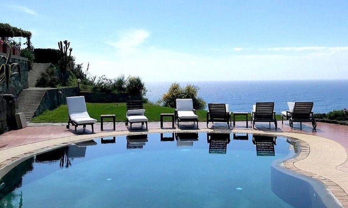 Forio Villa | Villa Alisea: A splendid two-story villa located on a hillside, facing the sea, with Free WI-FI.
