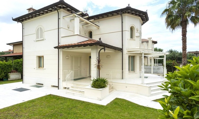 Querceta Villa | Villa Amanda By MMega