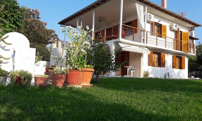Nea Iraklia Cabin | 'Villa Anastasia' Ground floor of seaside holiday home Nea Iraklia – Chalkidiki