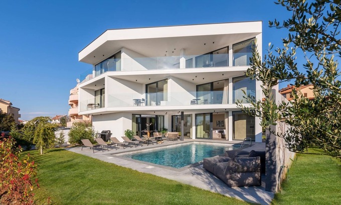 Stinjan Villa | Villa Aruna by Villas Guide