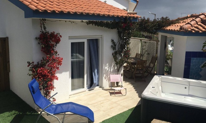 Salir do Porto Villa | Villa Atlantida. Terrace with access to the hot tub garden.